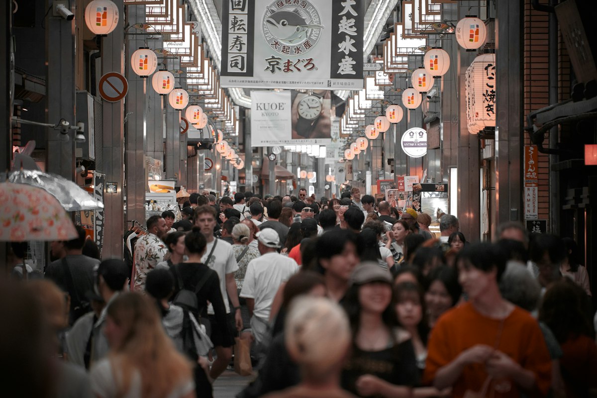 Dòng người đông đúc trong khu phố chợ có mái che ở Kyoto