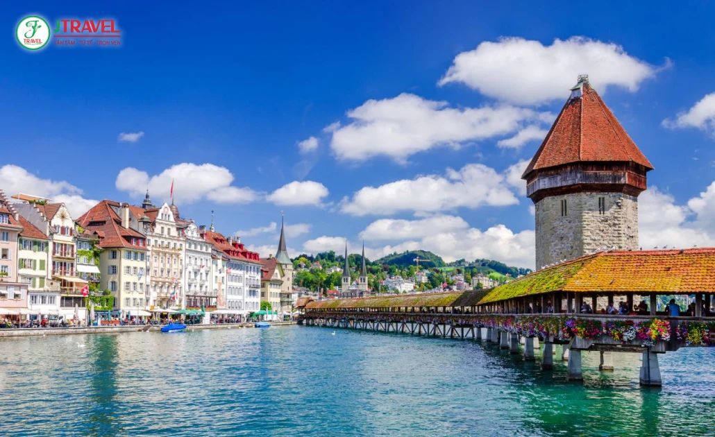 Du thuyền trên hồ Lucerne giữa cảnh núi non hùng vĩ