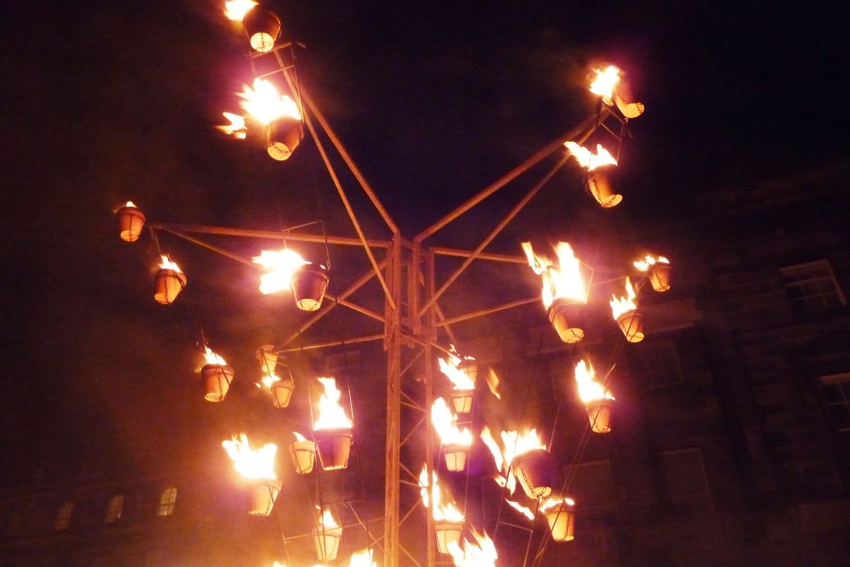 Lễ rước đuốc đón Hogmanay ở Edinburgh