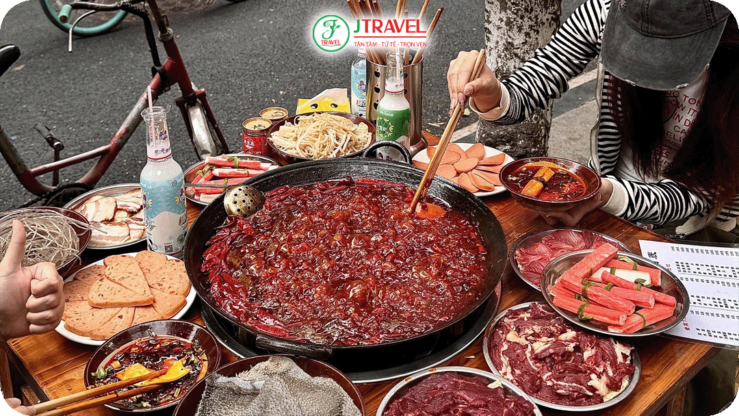 Lẩu Tứ Xuyên – Món lẩu cay nồng nổi tiếng của vùng Thành Đô và Trùng Khánh