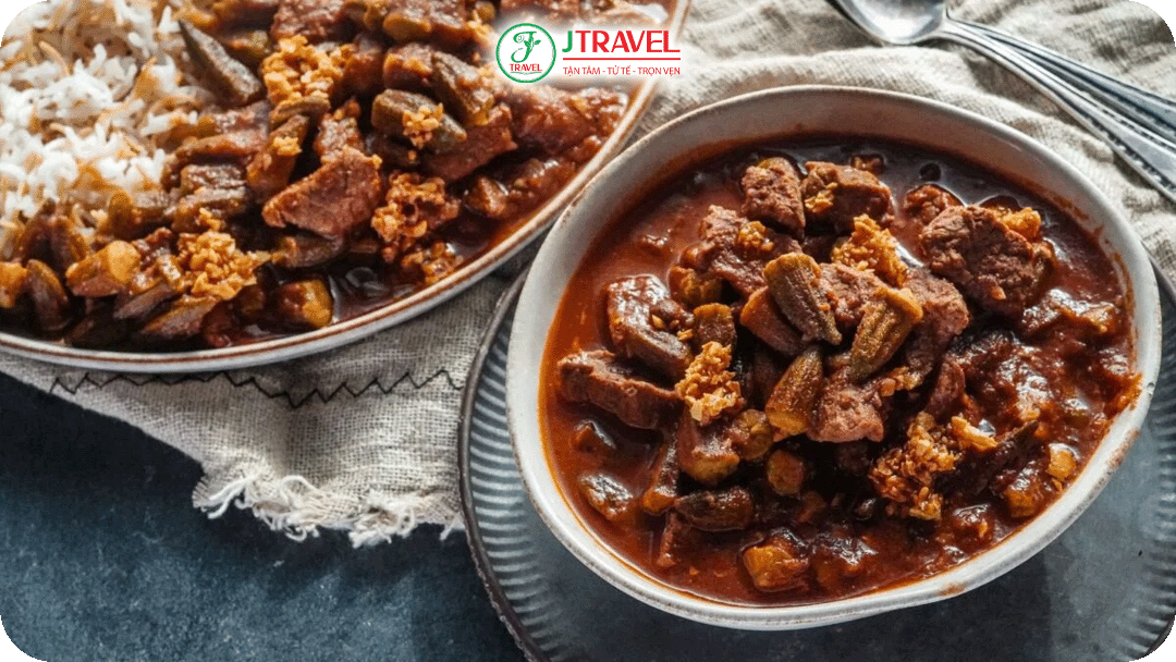 Bamya – Đậu bắp hầm cà chua và thịt, món ăn quen thuộc trong ẩm thực gia đình Ai Cập