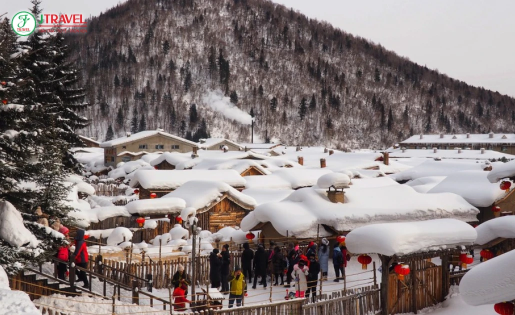 Làng Tuyết Hương Xuexiang phủ tuyết trắng khung cảnh cổ tích mùa đông ở Đông Bắc Trung Quốc.