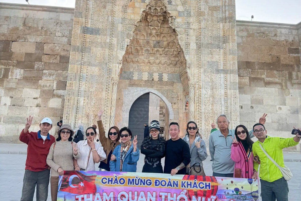 Đoàn khách J Travel trước Caravanserai trên đường đến Cappadocia