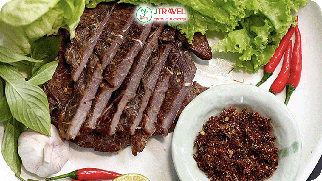 Bò một nắng chấm muối kiến vàng – Đặc sản Gia Lai trứ danh