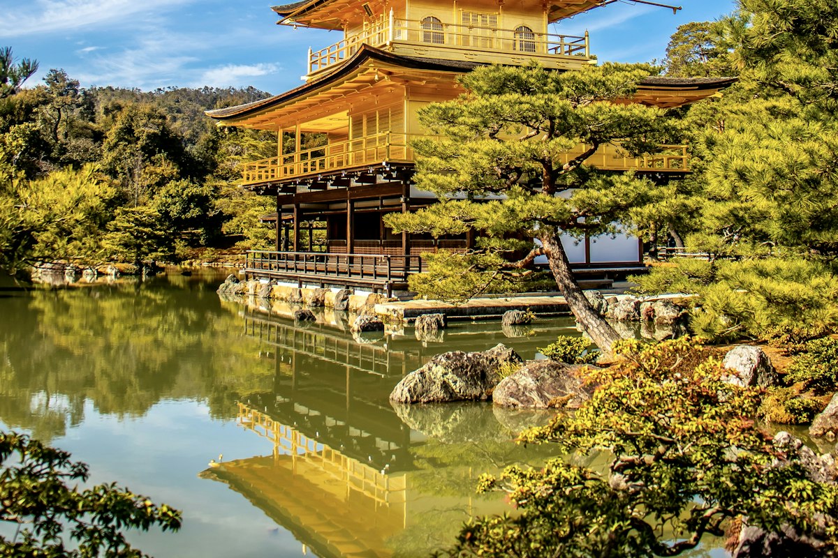 Chùa Vàng Kinkaku-ji soi bóng xuống hồ nước ở Kyoto