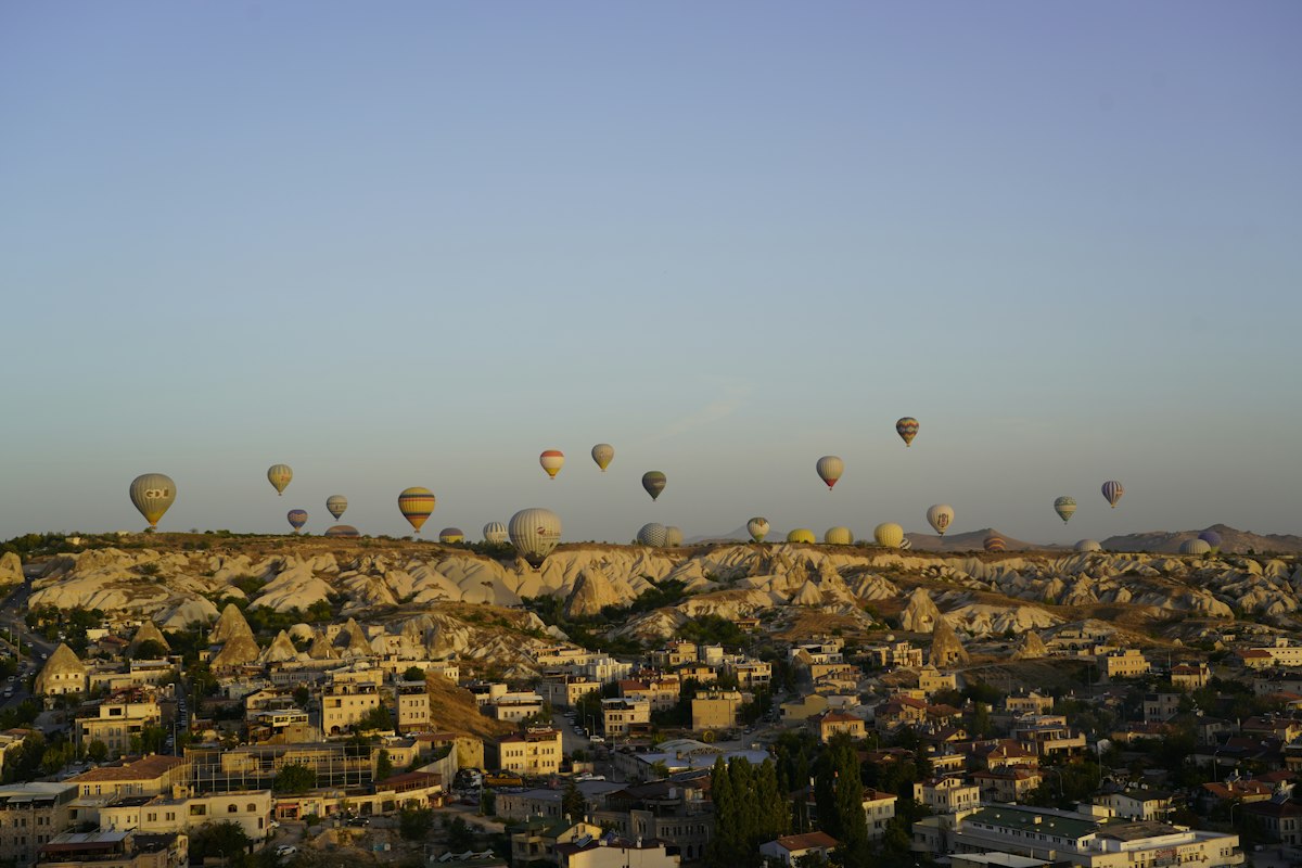 Khinh khí cầu trên vùng Cappadocia lúc bình minh