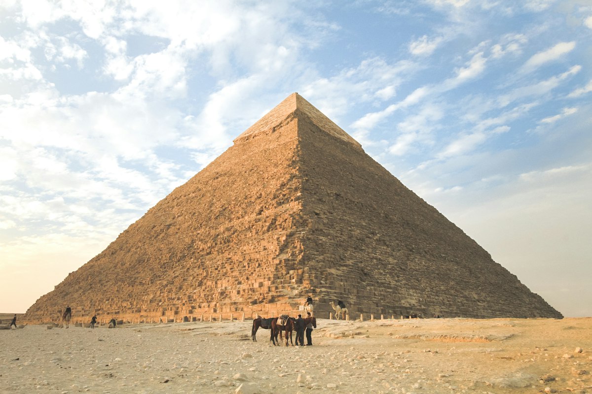 Kim tự tháp trên cao nguyên Giza