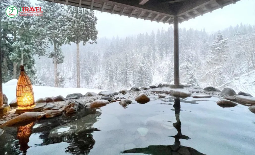 Du khách ngâm mình trong onsen ngoài trời giữa tuyết rơi
