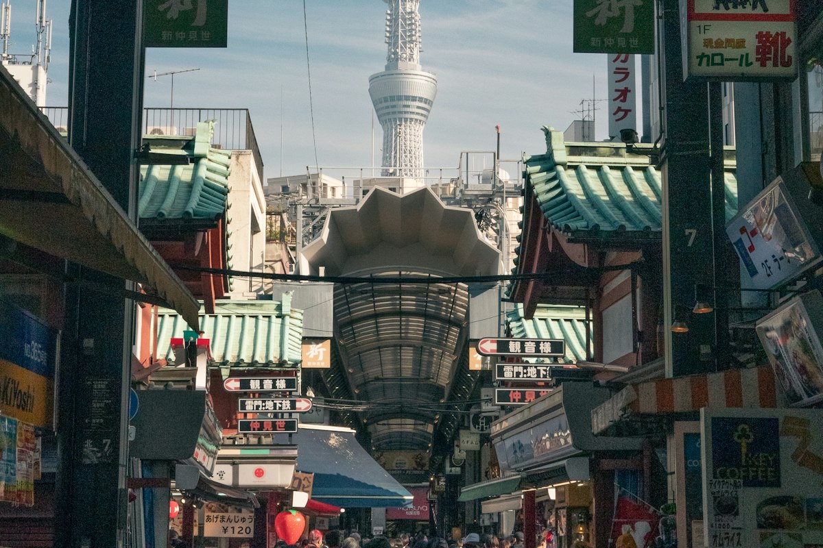 Phố Asakusa nhìn về phía tháp Tokyo Skytree