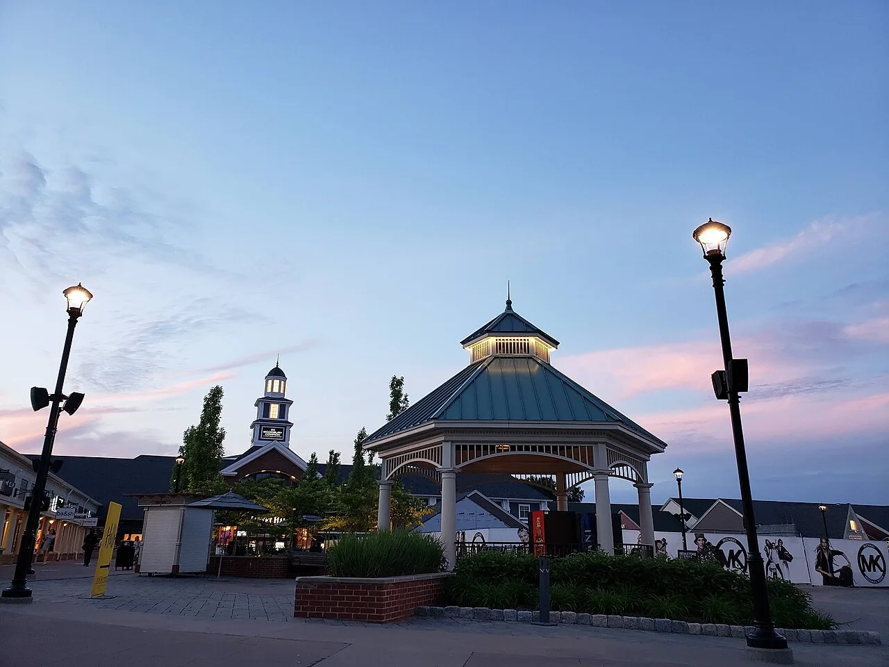 Outlet Woodbury Common gần New York, điểm săn hàng Black Friday