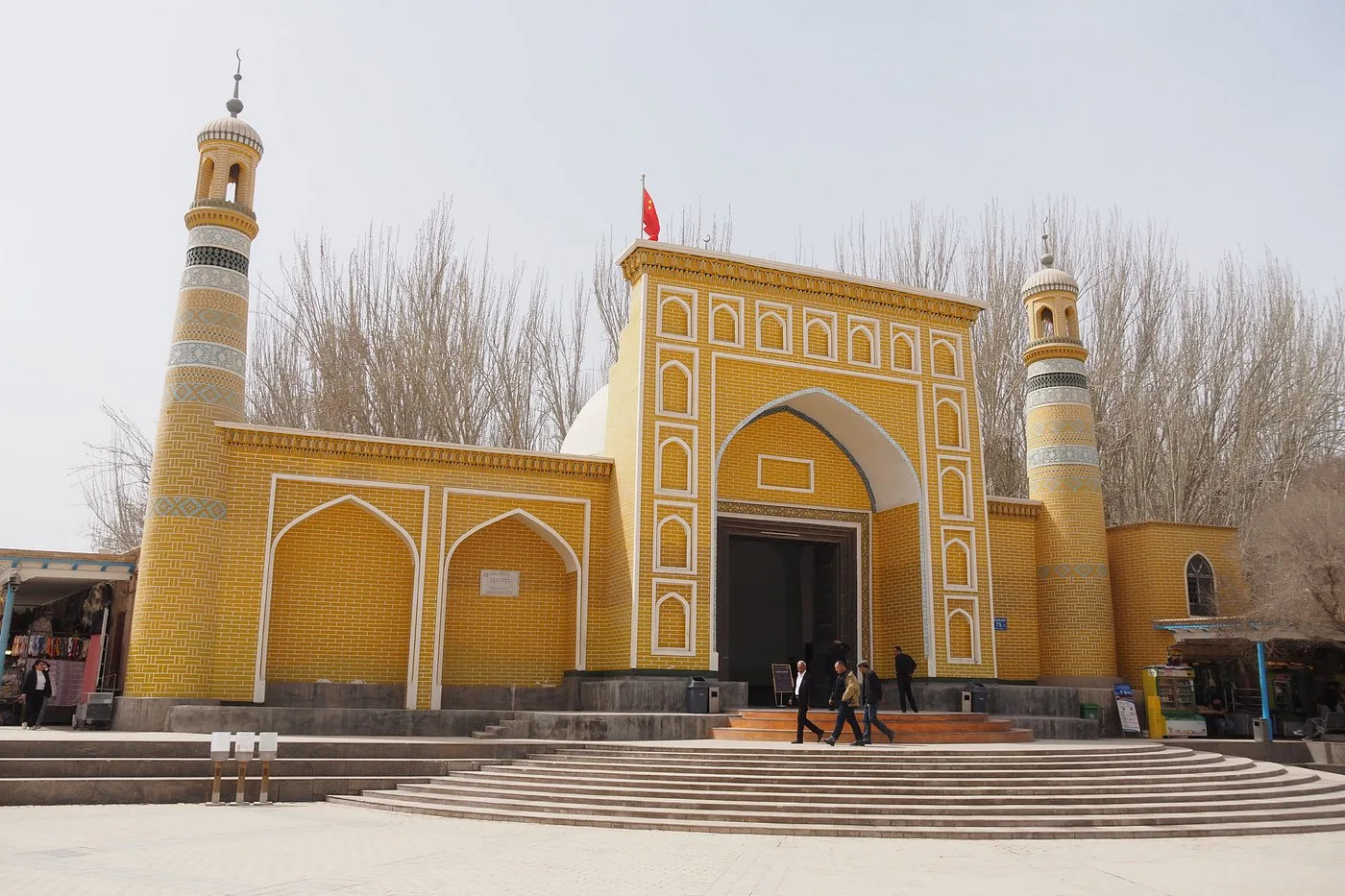Nhà thờ Hồi giáo Id Kah ở Kashgar giữa hàng cây mùa thu