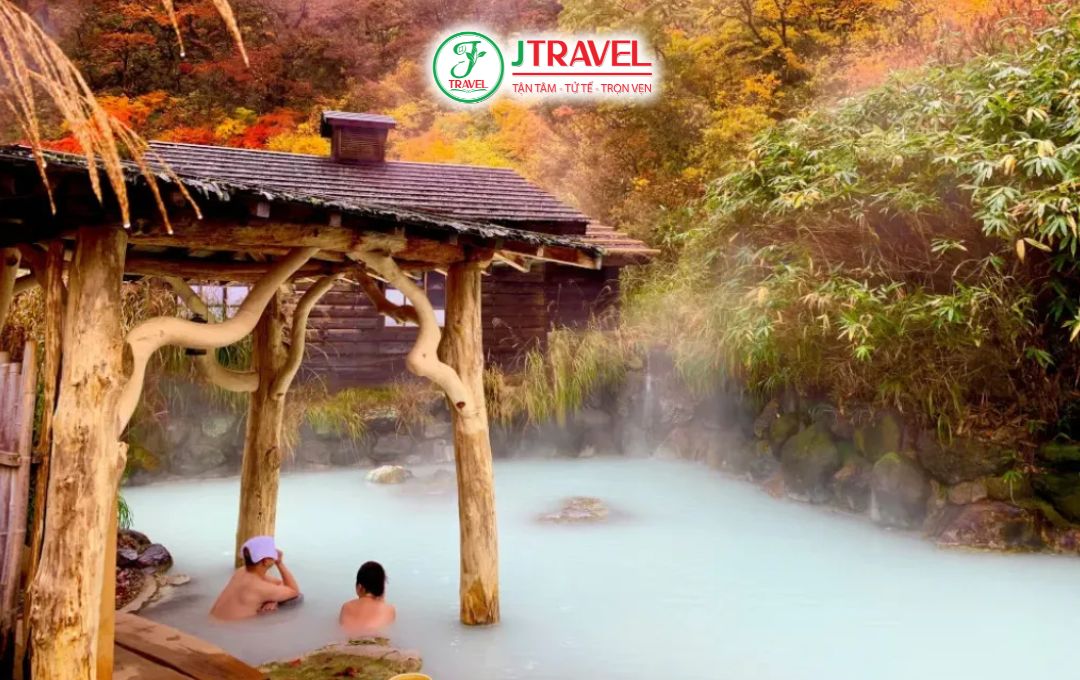 Tắm onsen ngắm lá đỏ