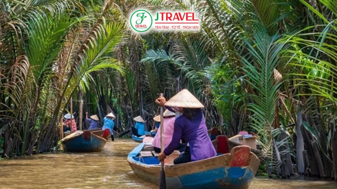 Chèo xuồng qua các con rạch nhỏ Nguồn: Internet