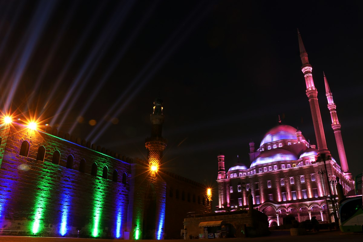 Nhà thờ Hồi giáo lên đèn về đêm ở Cairo