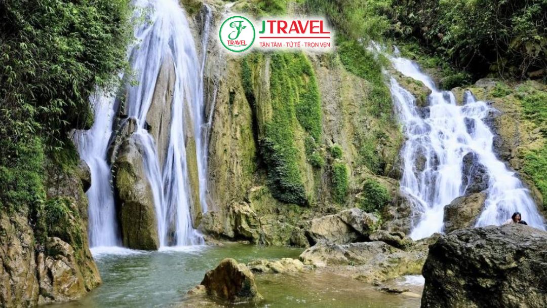 Thác Gò Mu đổ từ vách núi tạo cảnh quan hùng vĩ Tây Bắc