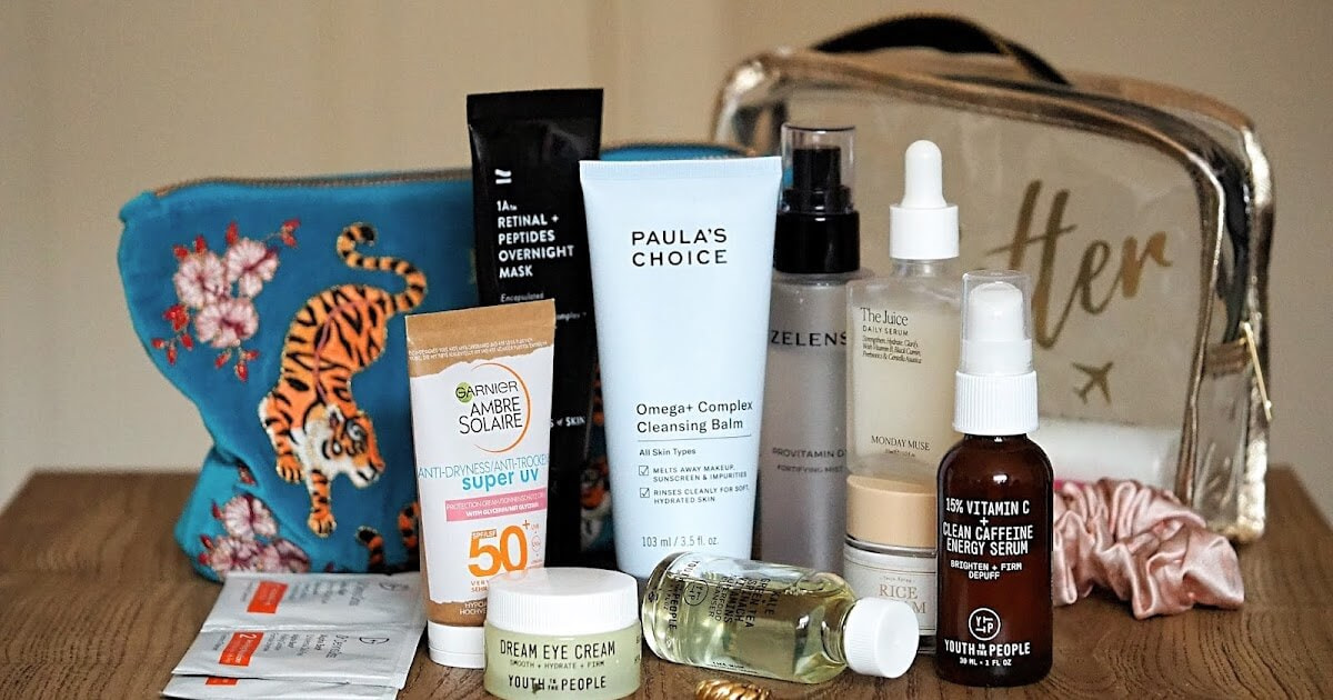 Nên chuẩn bị các loại mỹ phẩm, skincare cần thiết để bảo vệ da 