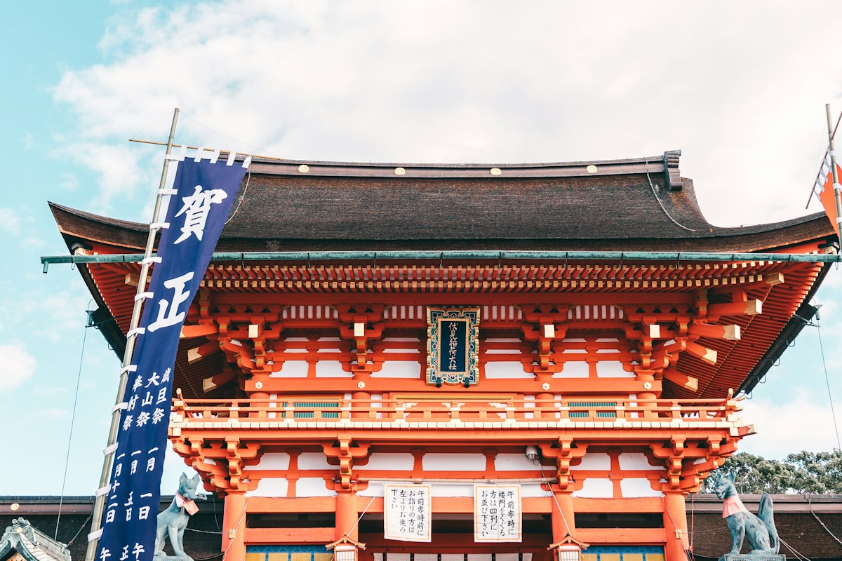 Cổng lầu Romon sơn đỏ của đền Fushimi Inari, Kyoto