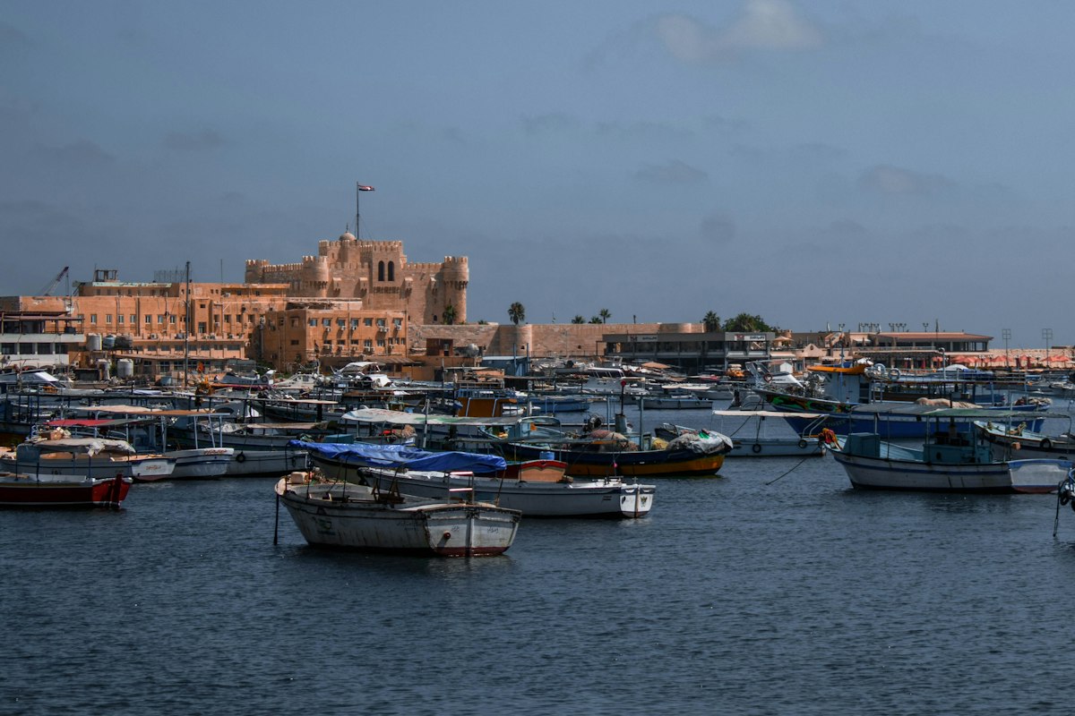 Thuyền neo đậu bên cảng biển thành phố Alexandria