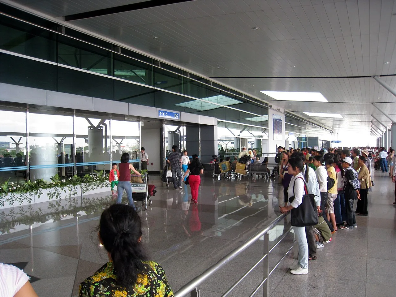 Sân bay Tân Sơn Nhất, điểm khởi hành cần tính ngược khi đặt lịch hẹn phỏng vấn visa Mỹ