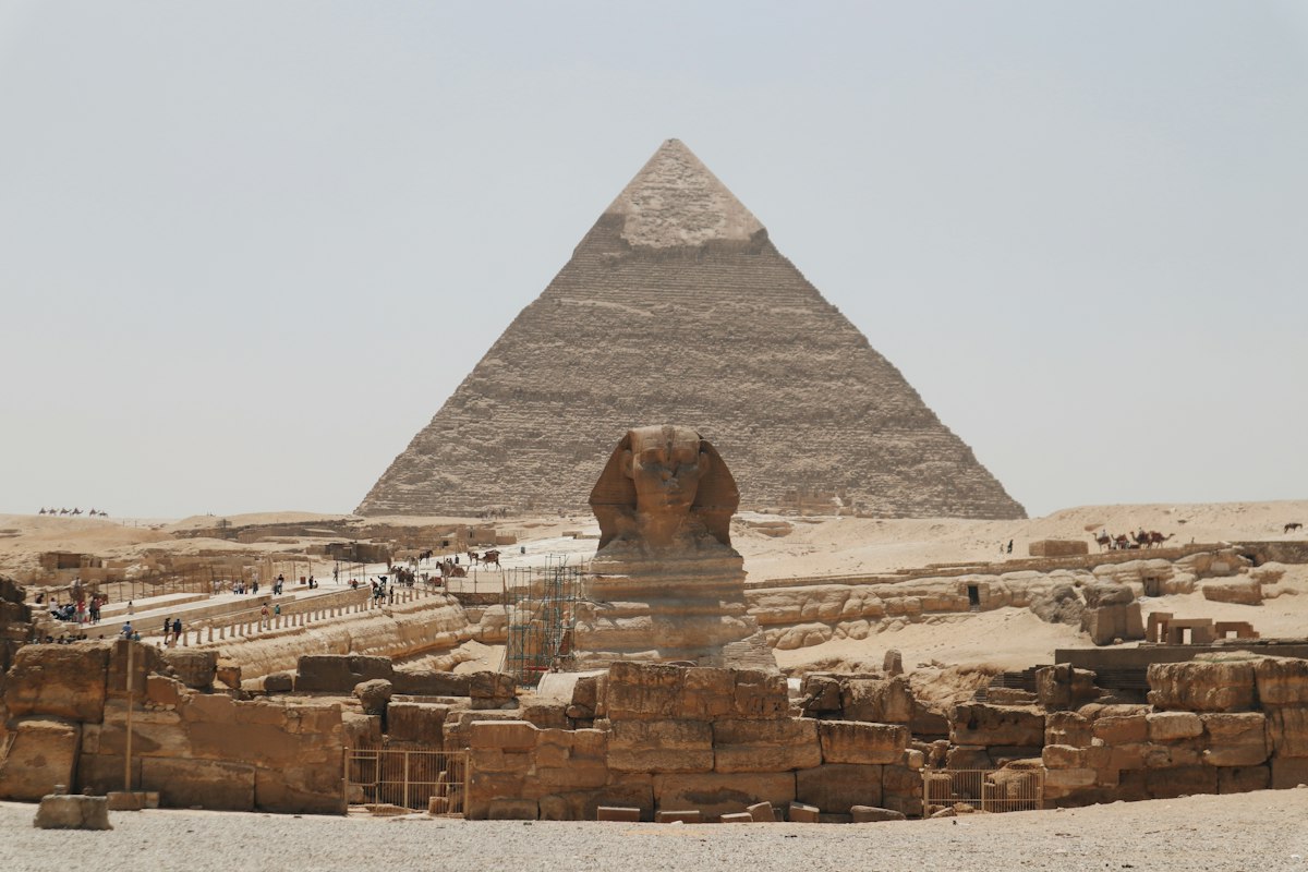 Du khách đứng dưới chân một Kim tự tháp ở Giza