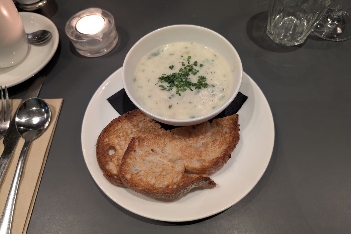 Bát súp cá hun khói Cullen Skink ăn kèm bánh mì
