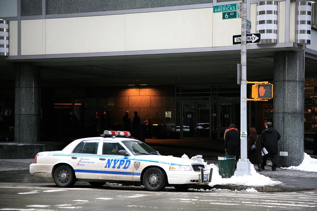 Xe cảnh sát New York tuần tra khu trung tâm, lý do du lịch Mỹ an toàn với khách đoàn