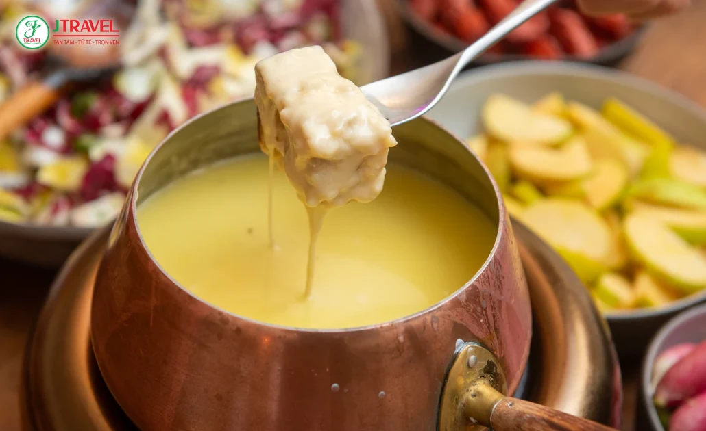 Fondue phô mai Thụy Sĩ với Gruyère và Emmental đun chảy