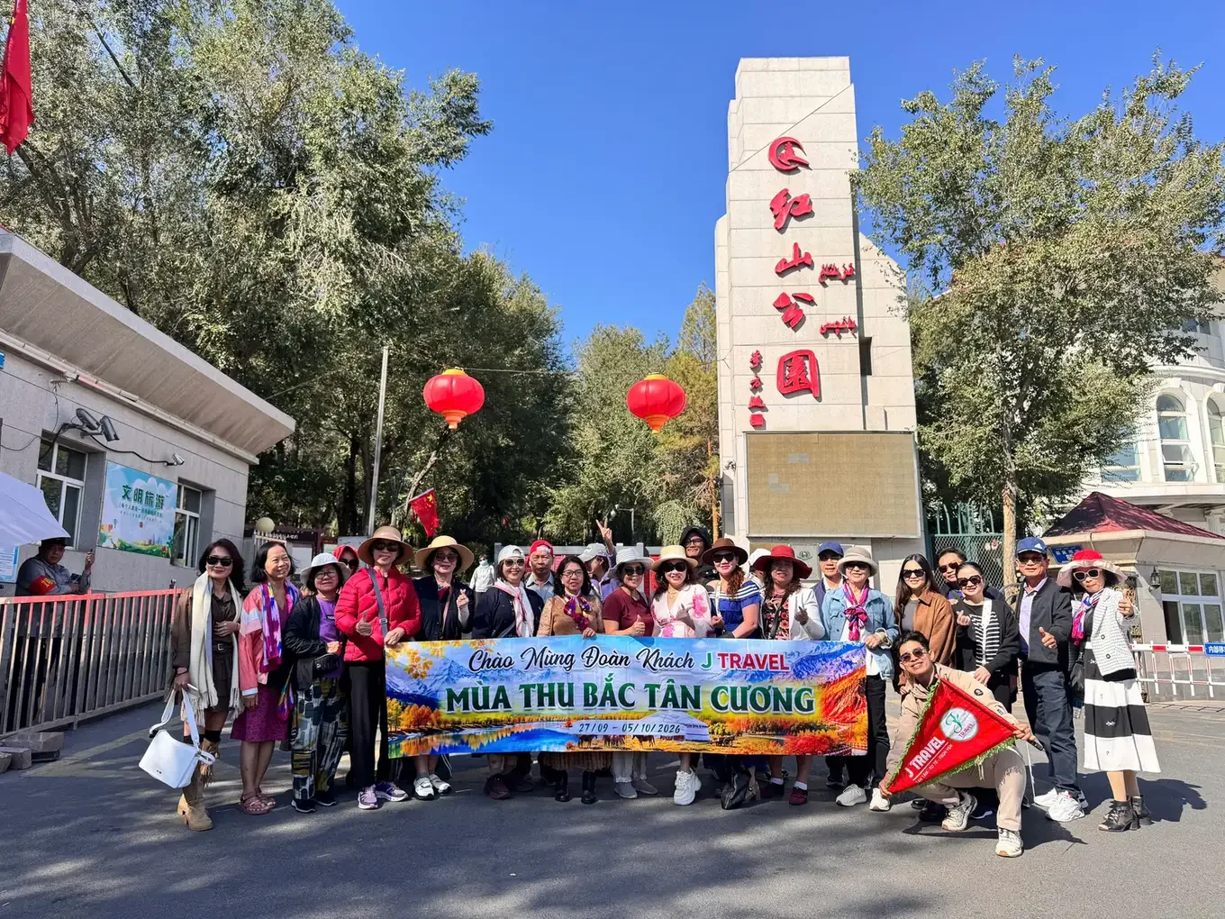 Đoàn khách J Travel tại công viên Hồng Sơn Urumqi, tour Tân Cương mùa thu