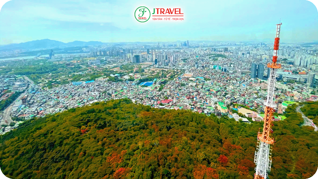 Từ tháp Namsan, ngắm nhìn khung cảnh Seoul khoác lên mình lớp áo thu dịu dàng