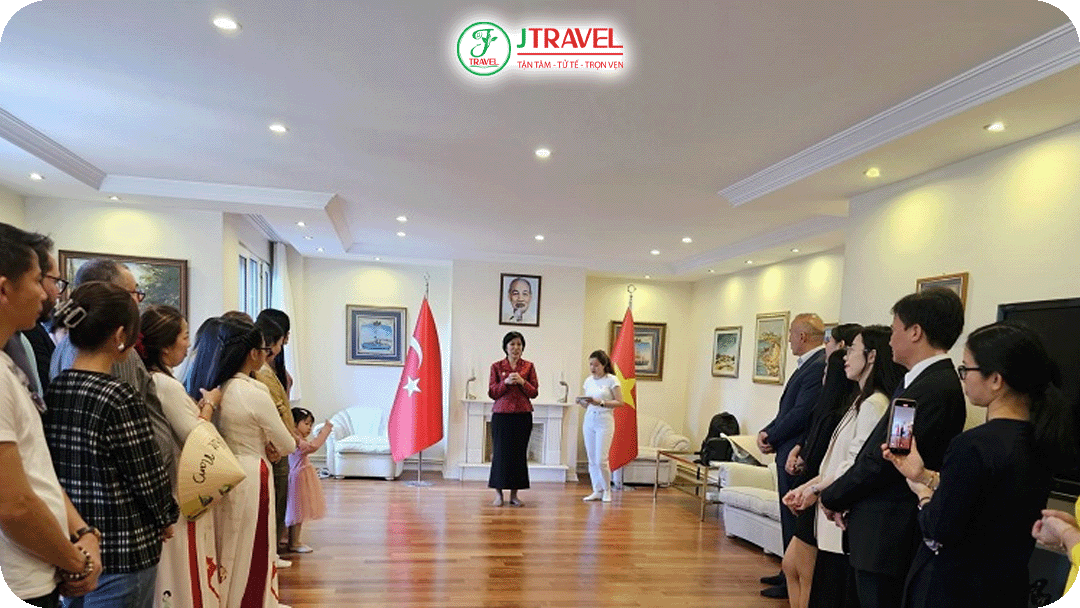 Cộng đồng người Việt đông hỗ trợ giúp đỡ nhau