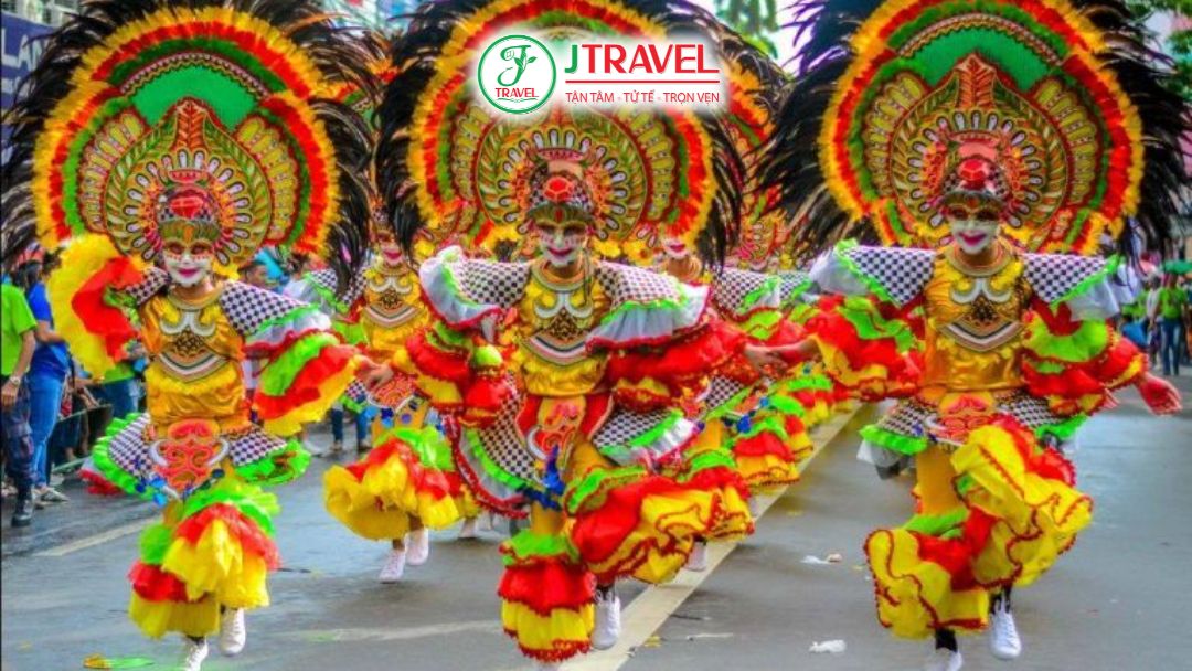 Lễ hội Sinulog tại Cebu với đoàn diễu hành rực rỡ sắc màu và vũ điệu truyền thống tôn vinh Santo Niño