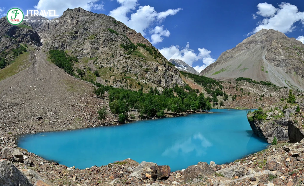 Hồ nước xanh lam và xanh lục tuyệt đẹp tại thung lũng Naltar, Pakistan