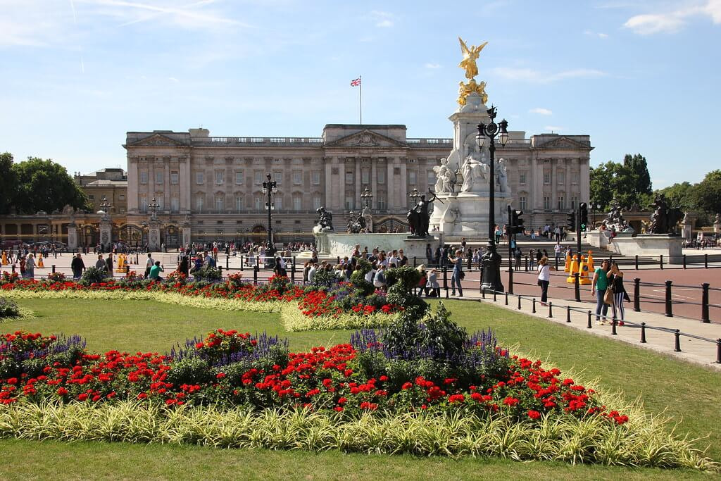 Buckingham thu hút du khách bởi khuôn viên rộng lớn cùng kiến trúc cổ điển