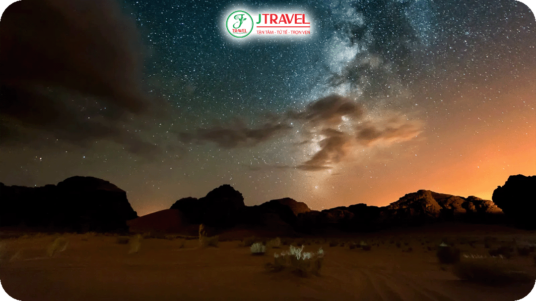 Sa mạc Wadi Rum về đêm dưới bầu trời đầy sao rực rỡ