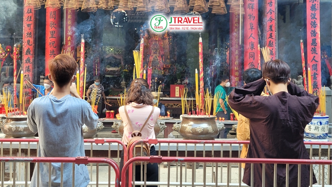 Du khách thắp hương cầu may mắn tại đền chùa trong những ngày đầu năm mới