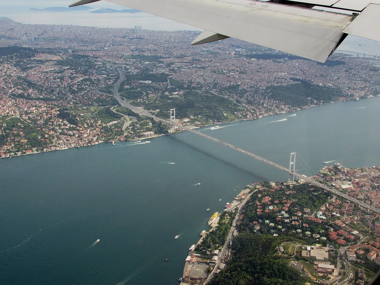 Cầu bắc qua eo biển Bosphorus nối hai châu lục