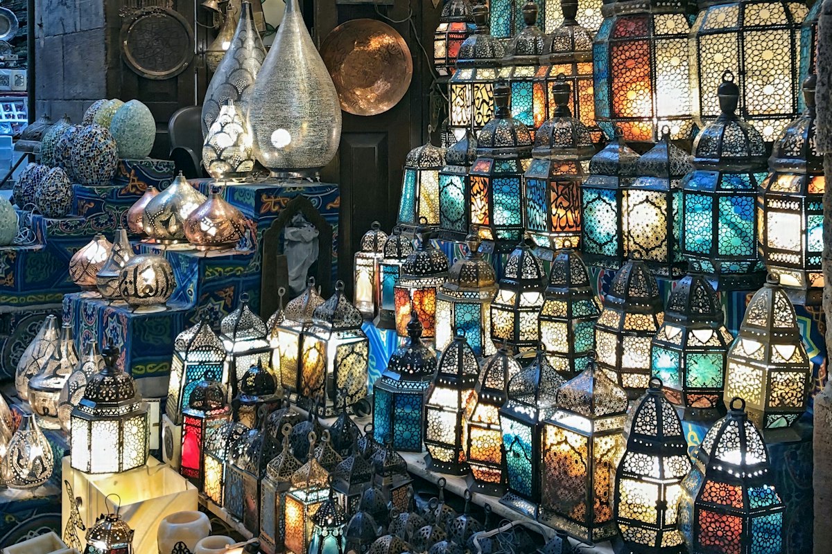 Những chiếc đèn lồng bày bán tại chợ Khan El Khalili