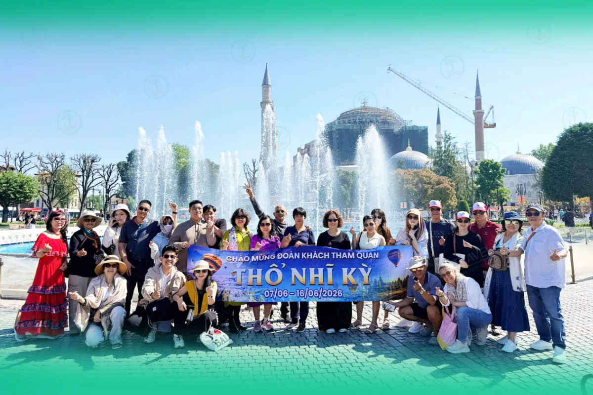 Đoàn khách J Travel ở quảng trường Sultanahmet, Istanbul