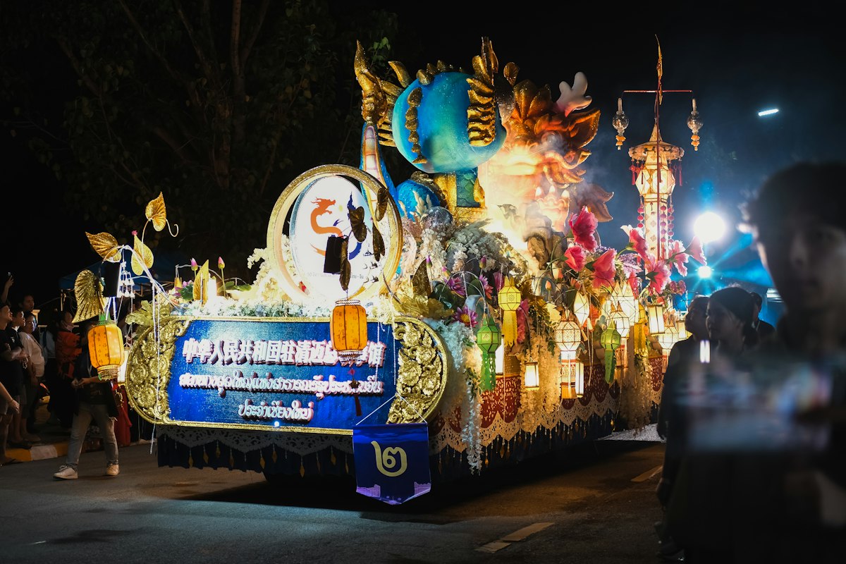 Xe hoa diễu hành trong đêm lễ hội ở Chiang Mai