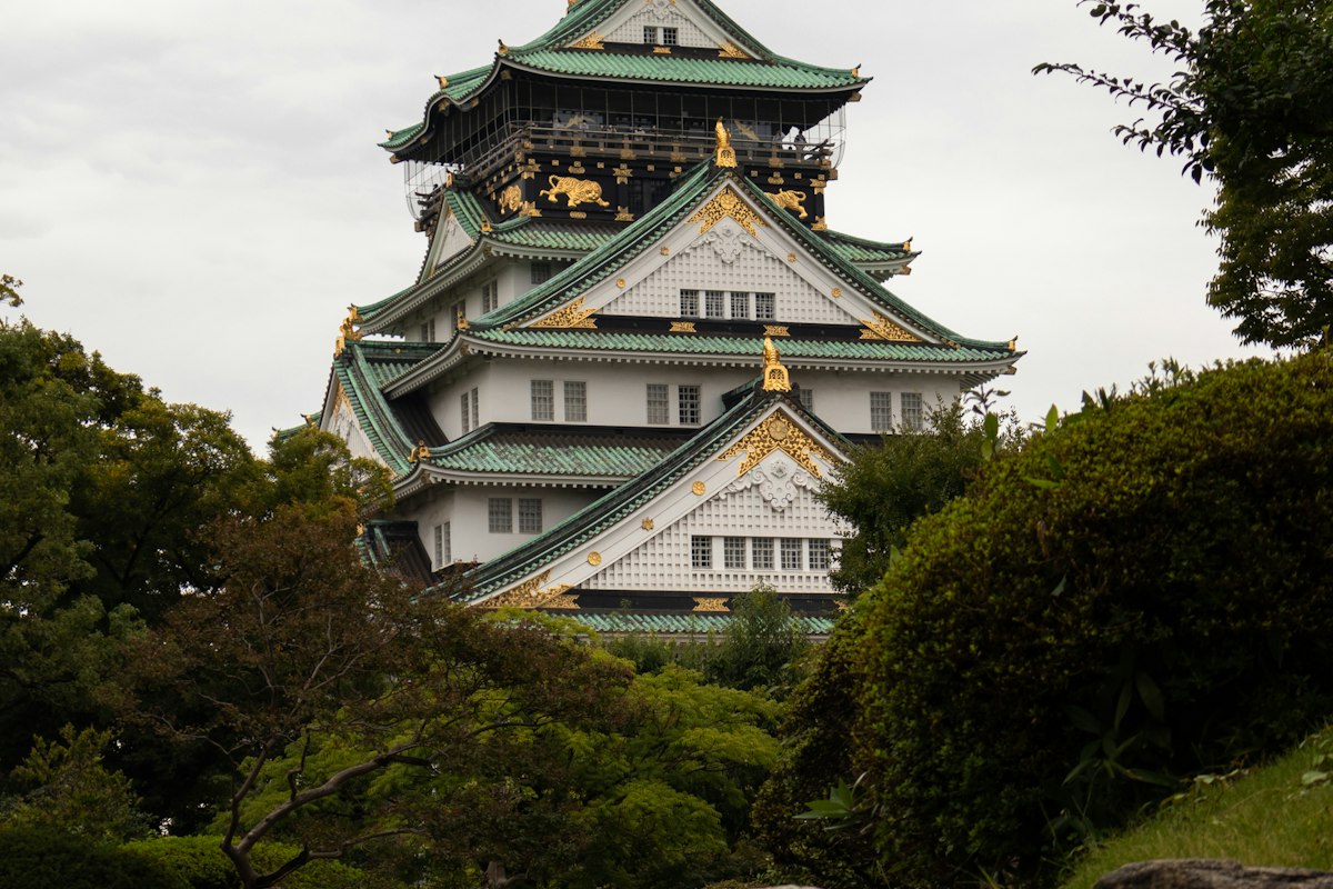 Lâu đài Osaka mái xanh giữa cây xanh