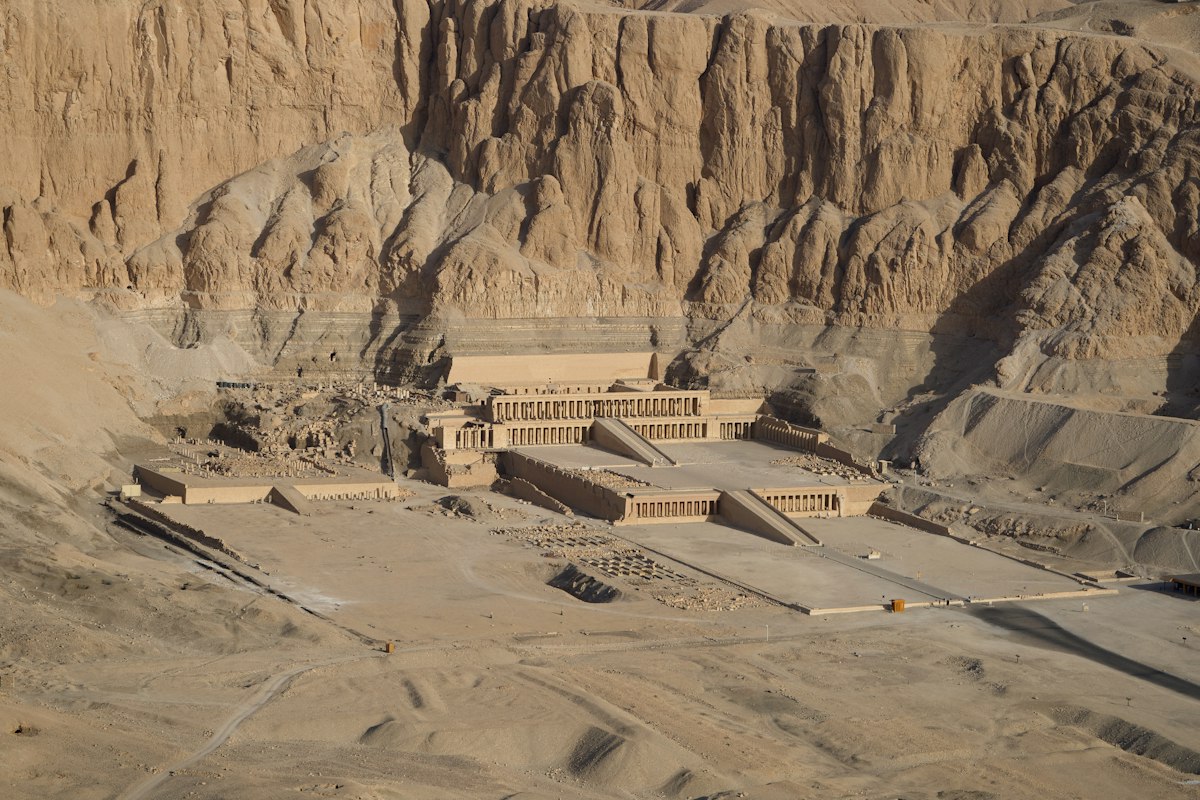 Đền Hatshepsut dưới chân vách núi ở bờ Tây Luxor nhìn từ trên cao