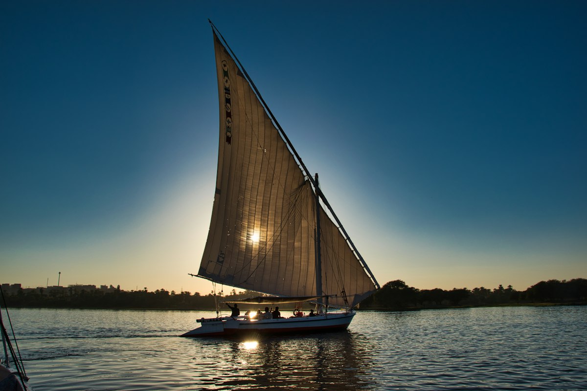 Thuyền buồm felucca trên sông Nile lúc chiều tà