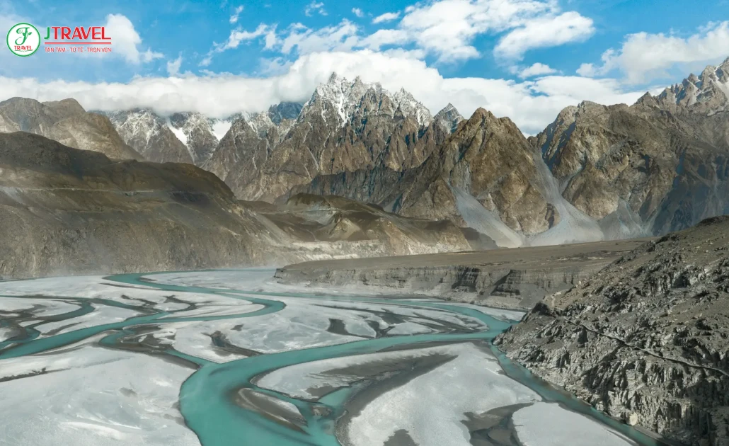 Cảnh quan Hunza Valley giữa dãy Karakoram tại Pakistan