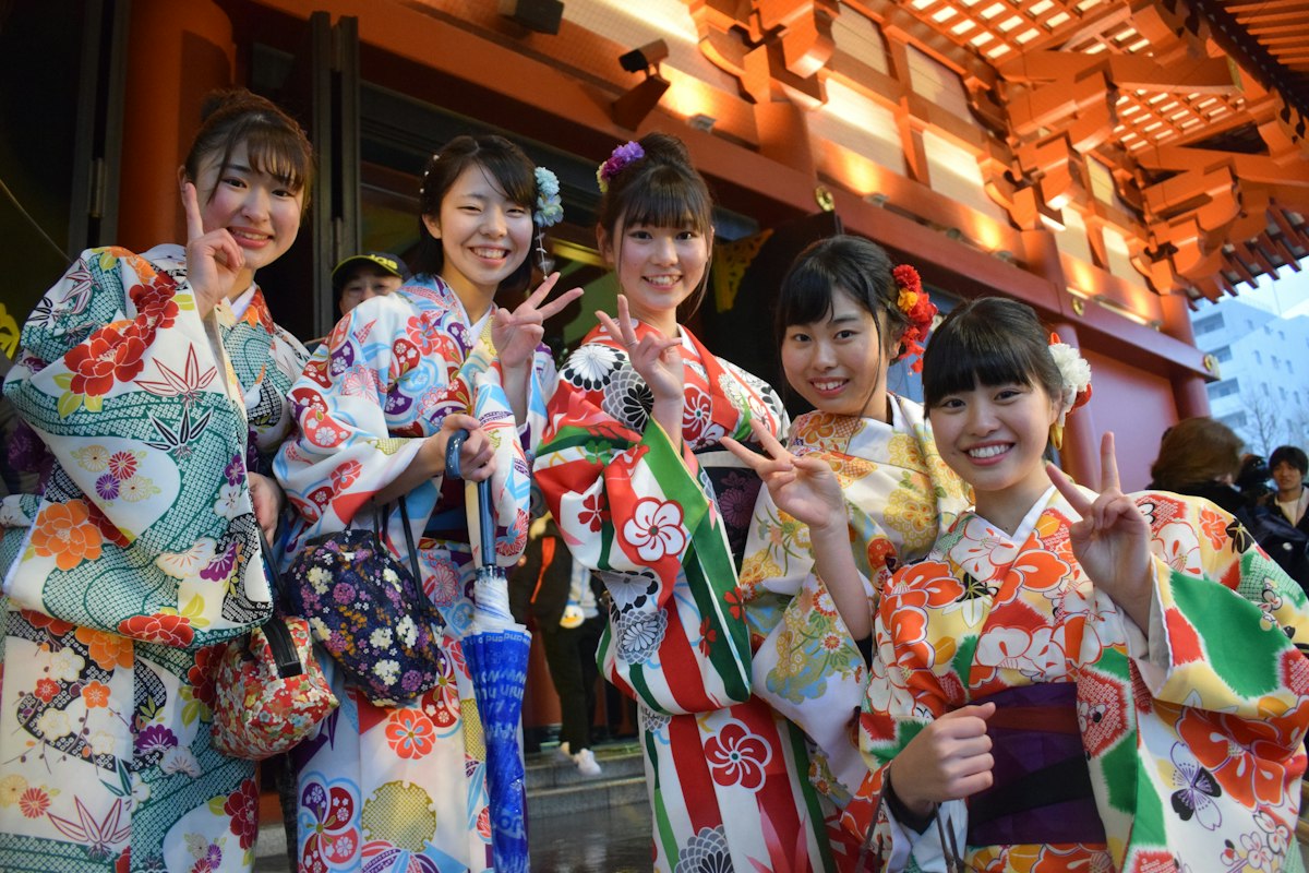 Nhóm phụ nữ mặc kimono đứng thẳng hàng chào khách
