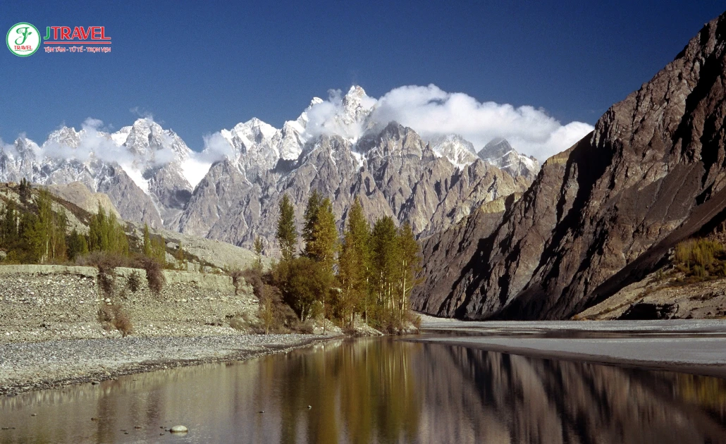 Hunza River trong lành giữa núi non Hunza Valley Pakistan