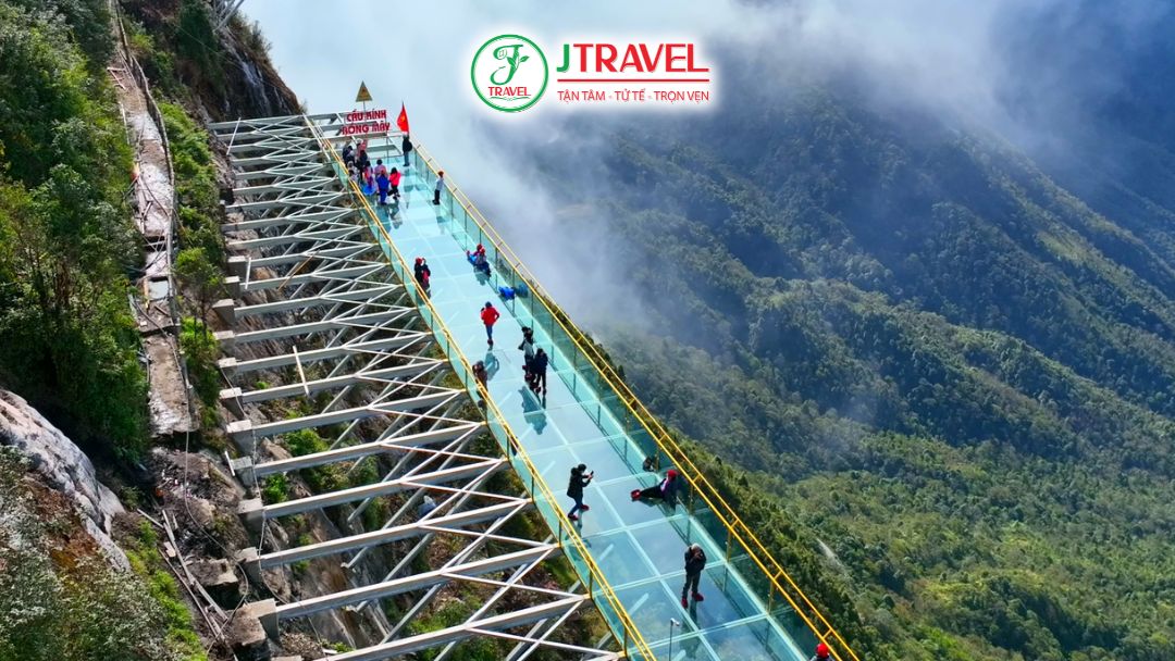 Cầu kính Rồng Mây với view núi Hoàng Liên Sơn từ trên cao