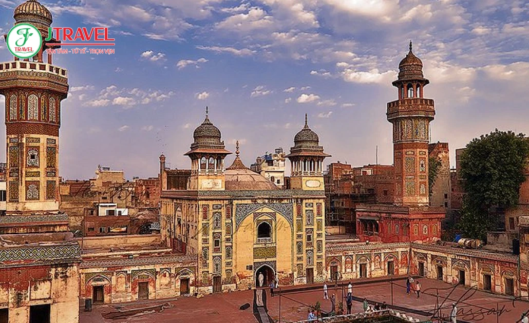 Thánh đường Wazir Khan Mosque Lahore với bích họa rực rỡ và gạch ốp tinh xảo