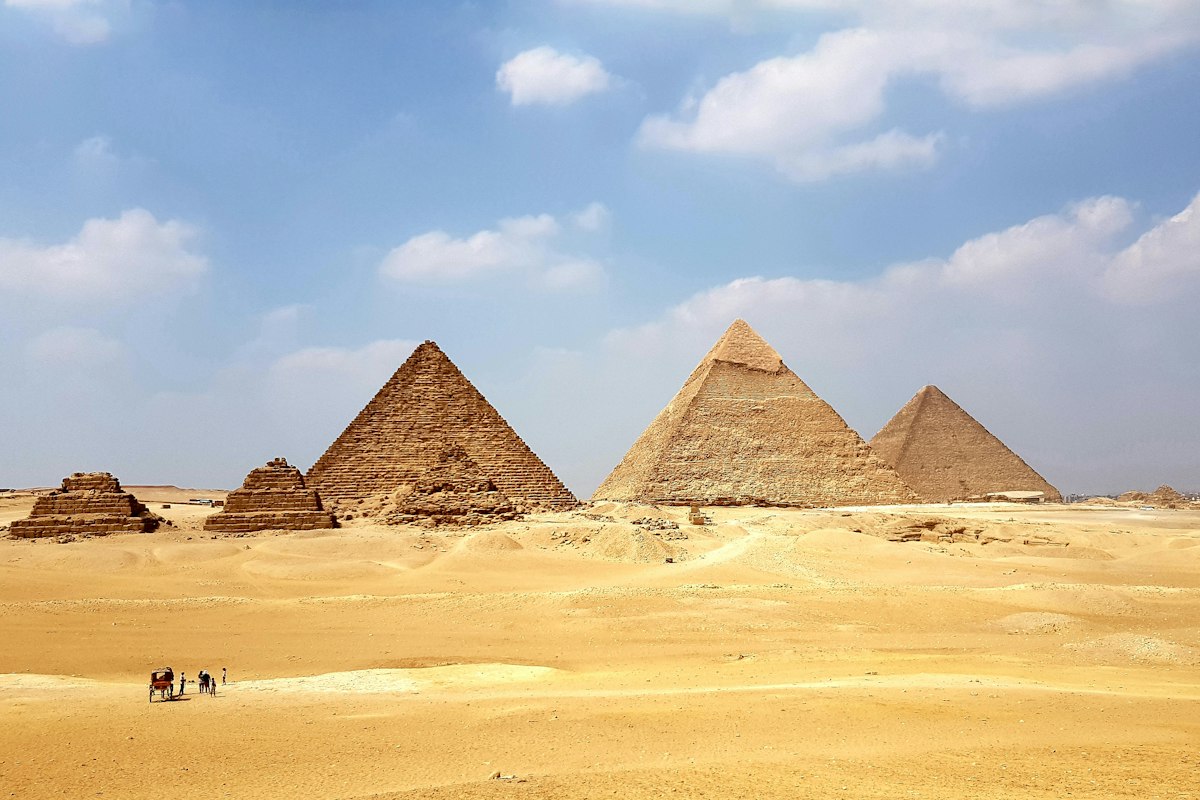 Kim tự tháp Giza dưới bầu trời xanh trong mùa đông Ai Cập