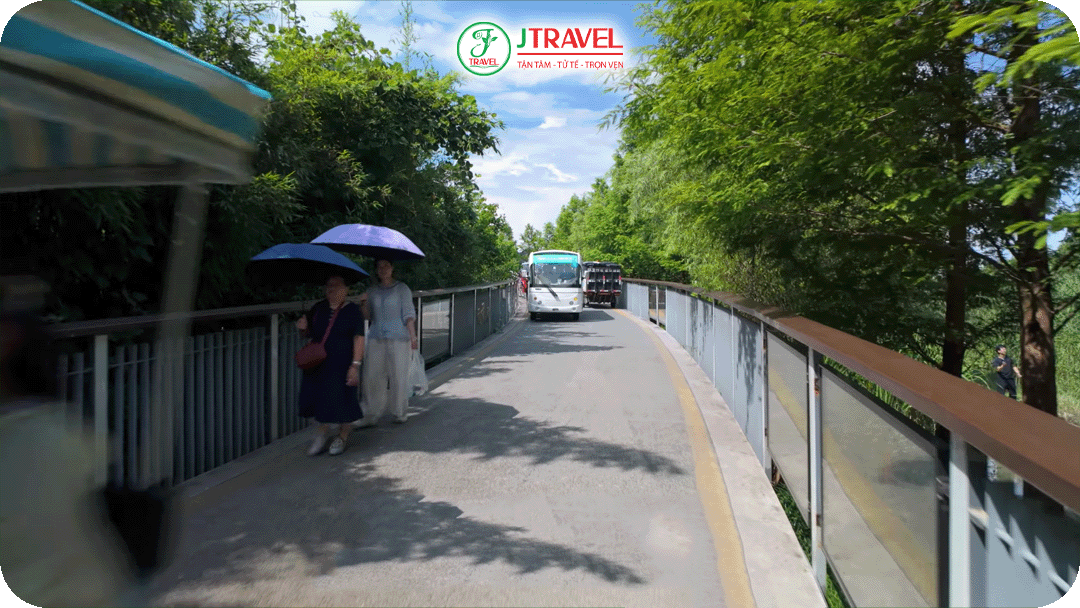 Có thể lựa chọn di chuyển bằng xe điện đến các địa điểm chèo thuyền