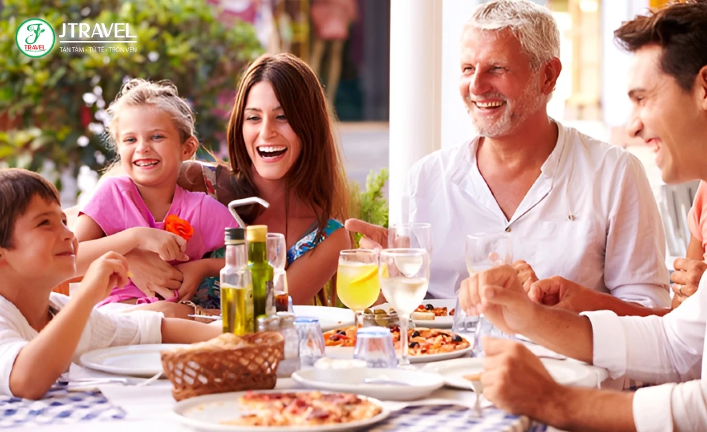 Bữa ăn gia đình truyền thống của người Ý gắn kết các thế hệ
